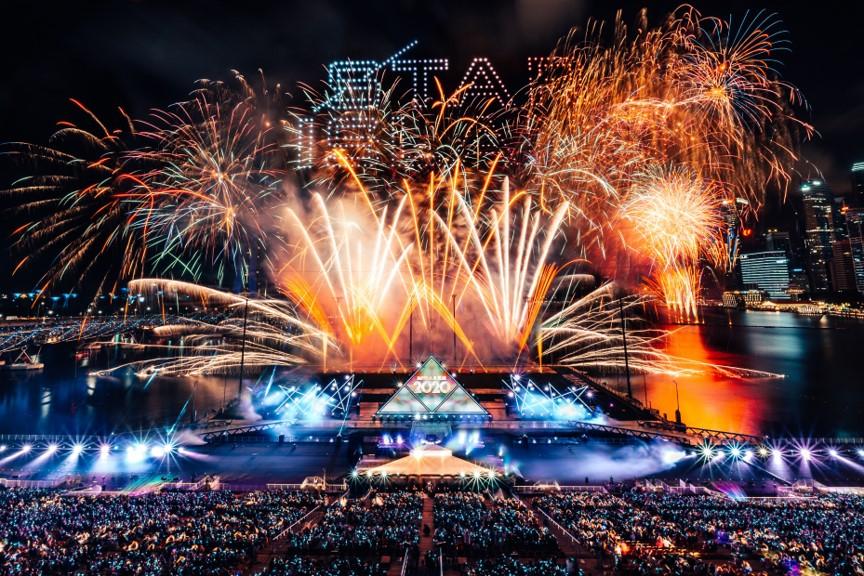 エイベックスがシンガポールのカウントダウンイベントで日本発の花火ショー Star Island を開催会場周辺の約50万人を魅了 500台のドローン 伝統花火が初共演 エイベックス株式会社